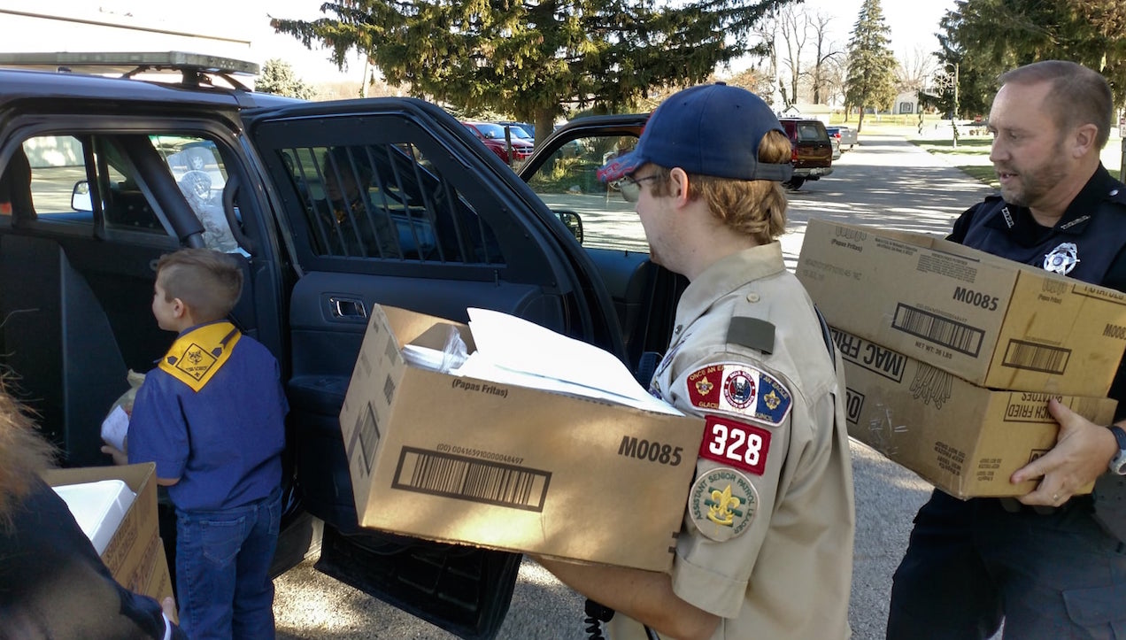 Scouts delivering Thanksgiving meals in 2020. Photo courtesy Walworth County Community Thanksgiving Dinner on Facebook.